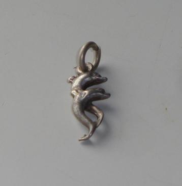 Hanger kettinghanger hangertje zilverkleurig twee dolfijnen beschikbaar voor biedingen