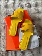 Hermès Oran Sandalen - Geel - Nieuw, Kleding | Dames, Schoenen, Slippers, Geel, Nieuw, Ophalen of Verzenden
