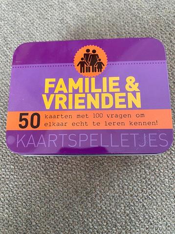 Kaartspel familie en vrienden beschikbaar voor biedingen