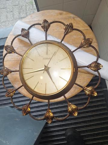 Antieke Wandklok met Gouden Details beschikbaar voor biedingen