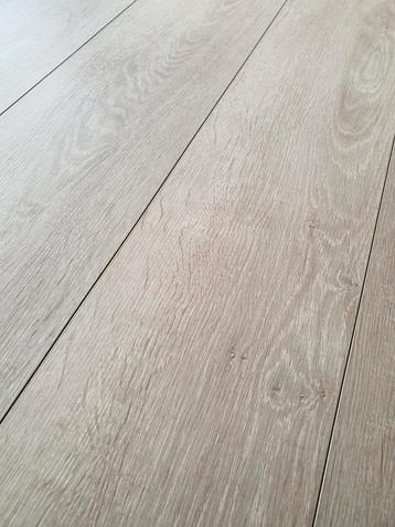Laminaat Whitewash/Bruin V-Groef Circa 45m2 ZGAN beschikbaar voor biedingen