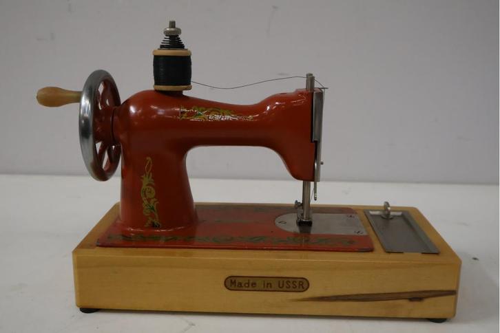 Antiek Rode Naaimachine uit de USSR, Antiek en Kunst, Antiek | Naaimachines, Ophalen of Verzenden