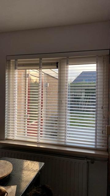 Witte houten jaloezieën 161cm breed x 140 cm hoog beschikbaar voor biedingen