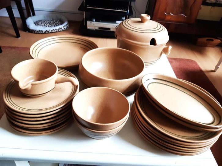 servies antiek aardewerk in trendy bruin Parijs 40-delig €45, Antiek en Kunst, Antiek | Servies compleet, Ophalen