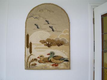 Geborduurd schilderij met oa eenden, reiger en lisdodde beschikbaar voor biedingen