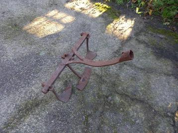 Oude antieke schoffel beschikbaar voor biedingen