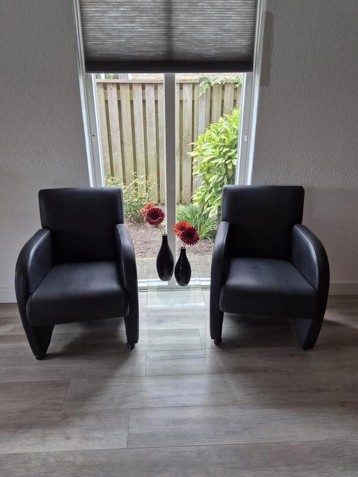 Zwarte PU Leder Fauteuils op Wieltjes - Set van 2, Huis en Inrichting, Fauteuils, Gebruikt, Leer, 50 tot 75 cm, Minder dan 75 cm