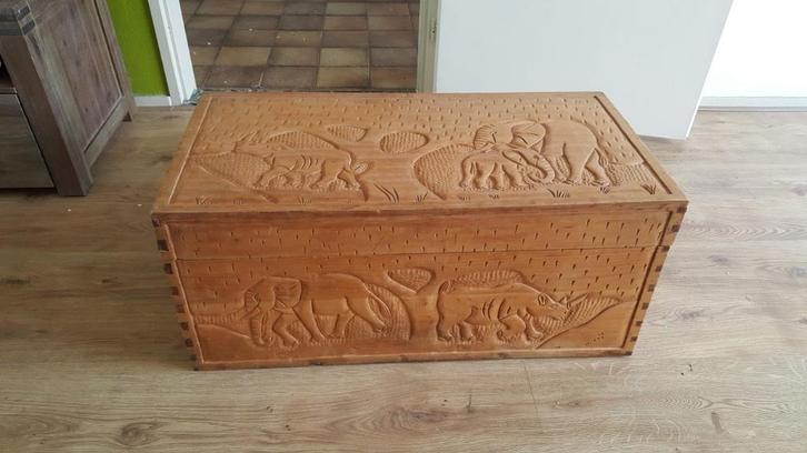 Originele houten Afrikaanse kist, Huis en Inrichting, Woonaccessoires | Kisten, Zo goed als nieuw, Minder dan 50 cm, Minder dan 50 cm