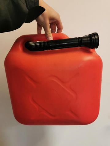 Jerrycan rood brandstof benzine diesel beschikbaar voor biedingen