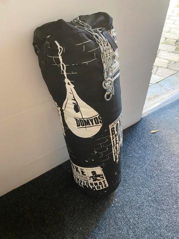 Bokszak + Handschoenen + Ophanghaak beschikbaar voor biedingen