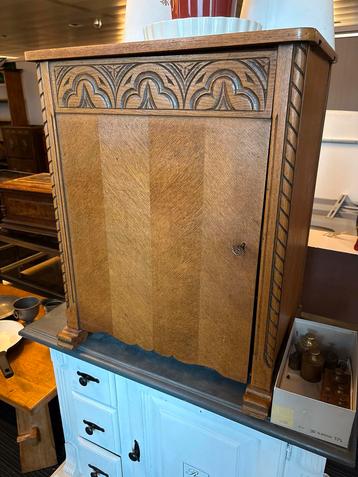 Antiek kastje met houtsnijwerk beschikbaar voor biedingen