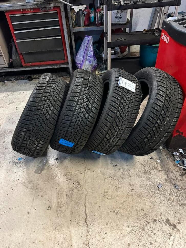 Mooie set winterbanden 225/55/17 Dunlop, Auto-onderdelen, Banden en Velgen, Band(en), Winterbanden, 17 inch, 225 mm, Ophalen of Verzenden