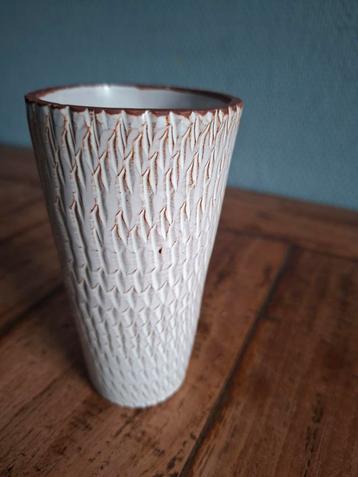 Vintage Vaasje met Textuur beschikbaar voor biedingen