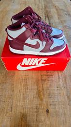 Nike Dunk High "Dark Beetroot" maat 44, Overige kleuren, Nike, Nieuw, Ophalen of Verzenden