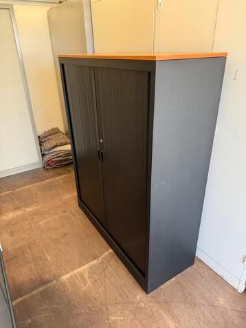 Archiefkast/ roldeurkast zwart met schapindeling beschikbaar voor biedingen
