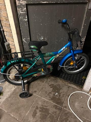 Peuterfiets met zijwieltjes en handrem beschikbaar voor biedingen