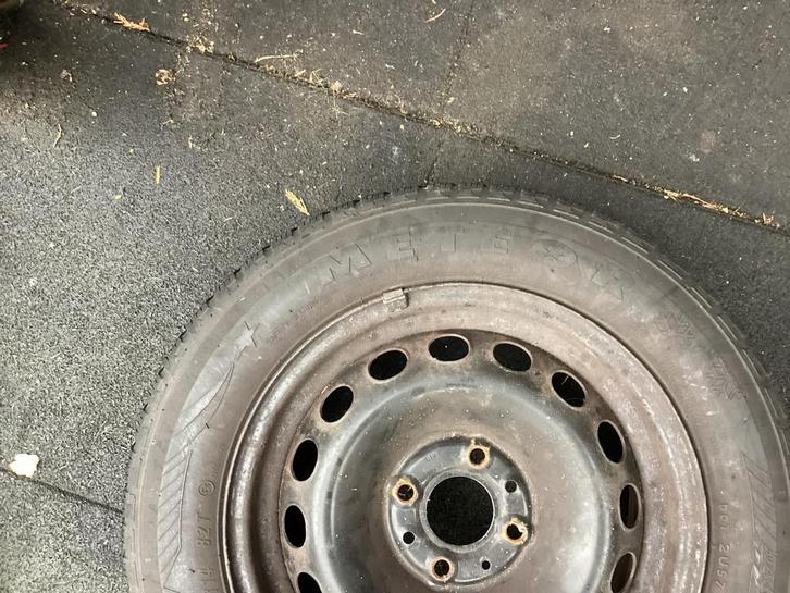 Winterbanden 175/65 R14 op velg + hoezen 2 stuks, Auto diversen, Overige Auto diversen, Ophalen of Verzenden