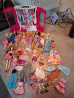 Grote hoeveelheid barbies met kledingkast en veel kleding en, Kinderen en Baby's, Speelgoed | Poppen, Ophalen of Verzenden, Gebruikt