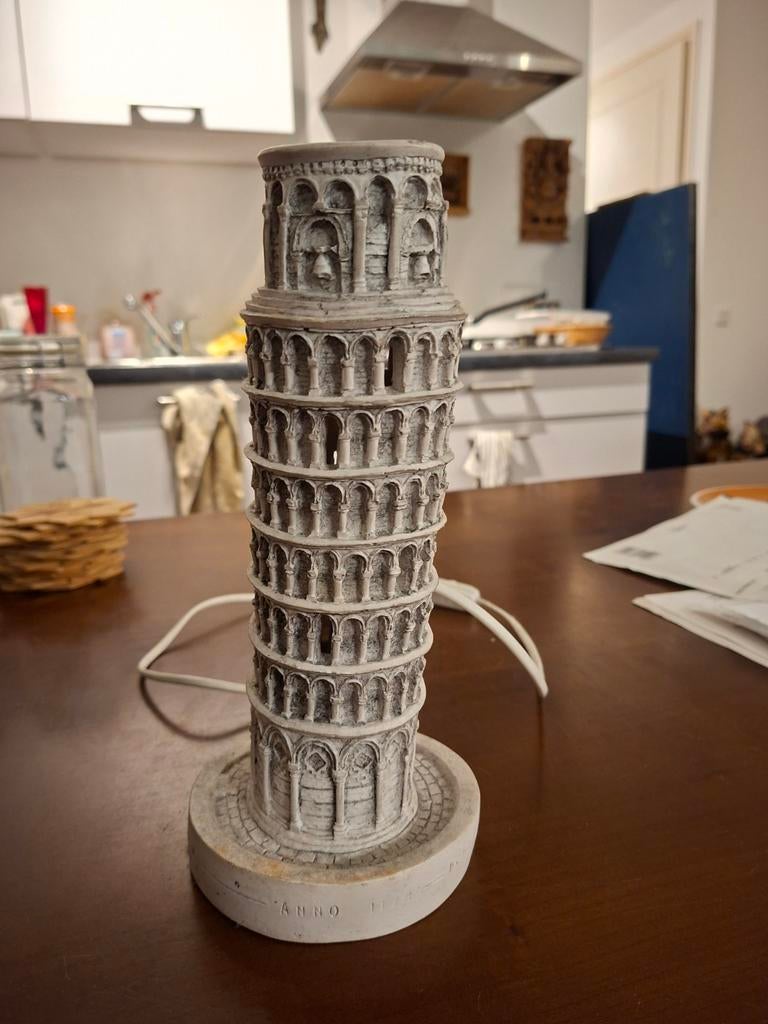 Leuke Toren van Pisa lamp. 27 x 11 cm., Kunststof, Gebruikt, Ophalen of Verzenden, Minder dan 100 cm