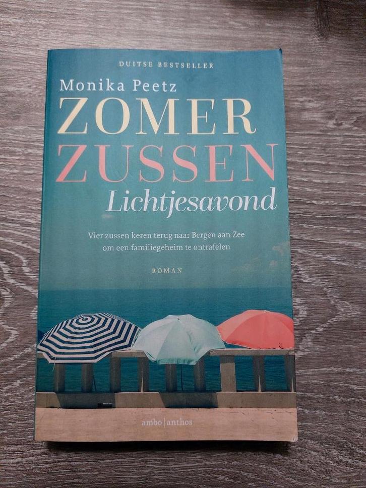 Monika Peetz - Zomerzussen Lichtjesavond  - 2024, Boeken, Romans, Zo goed als nieuw, Ophalen of Verzenden