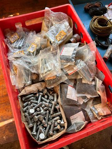 Krat vol nieuwe bouten en moeren beschikbaar voor biedingen