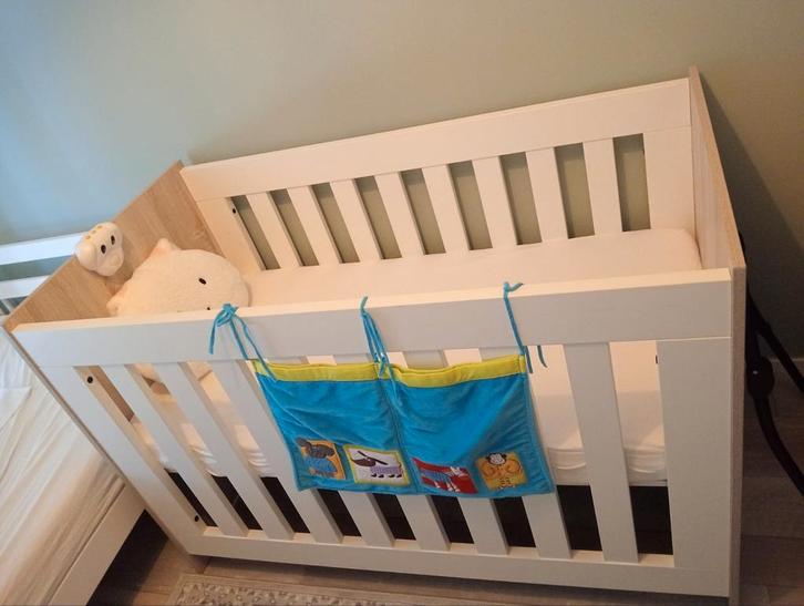 Mooi wit babybedje, Kinderen en Baby's, Kinderkamer | Complete kinderkamers, Gebruikt, Jongetje of Meisje, Ophalen of Verzenden
