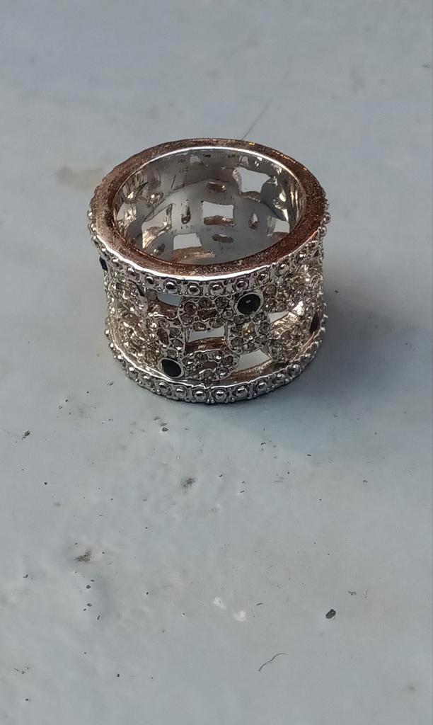 Elegante ring met zwarte steentjes, Sieraden, Tassen en Uiterlijk, Ringen, Zo goed als nieuw, Dame, Kleiner dan 17, Zwart, Overige materialen