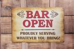 Bar open proudly serving reclamebord van metaal wandbord, Huis en Inrichting, Woonaccessoires | Tekstborden en Spreuken, Info@deconoord.nl