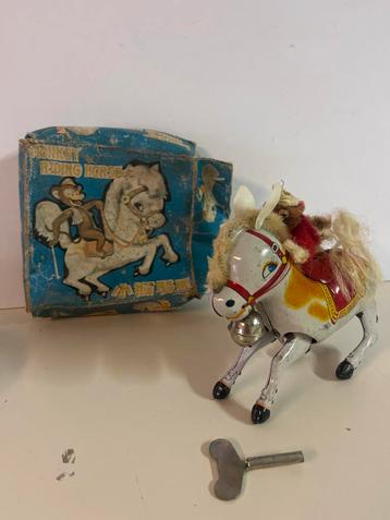 Vintage blikken speelgoed aap op paard beschikbaar voor biedingen