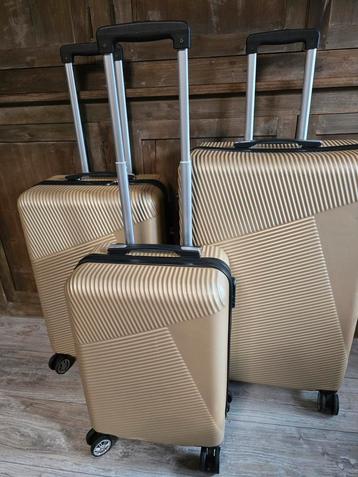 Set van 3 gouden koffers met wieltjes beschikbaar voor biedingen