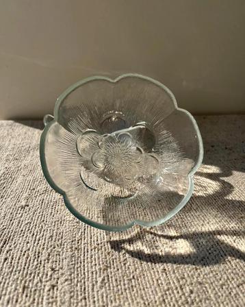 Vintage glazen schaaltjes swirlmotief en bloemmotief beschikbaar voor biedingen