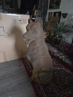 Groot betonnen tuinbeeld hond met roestverf, Tuin en Terras, Tuinbeelden, Ophalen of Verzenden, Gebruikt, Beton, Dierenbeeld