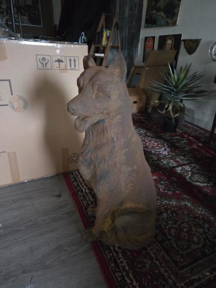 Groot betonnen tuinbeeld hond met roestverf, Tuin en Terras, Tuinbeelden, Gebruikt, Dierenbeeld, Beton, Ophalen of Verzenden