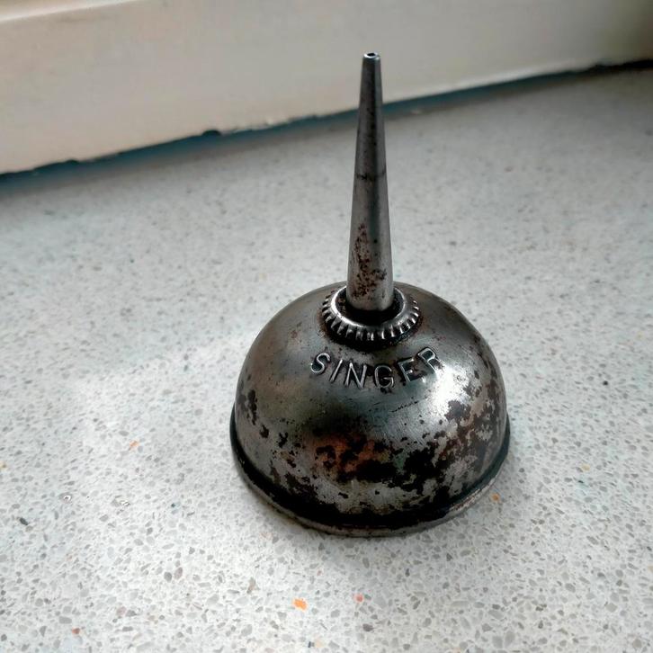 Singer oliespuitje, naaimachine olie spuitje, Brocante, Antiek en Kunst, Antiek | Gereedschap en Instrumenten, Ophalen of Verzenden