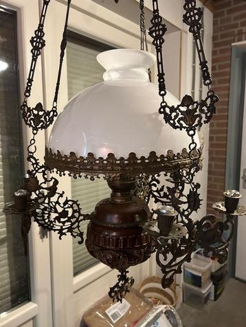 Antieke hanglamp met olielamp look beschikbaar voor biedingen