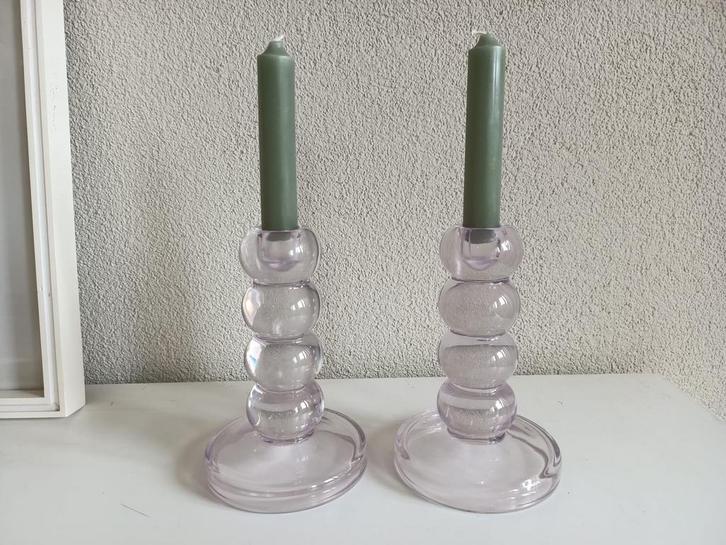 Twee zware glazen kandelaars met lila gloed | 16 cm hoog, Huis en Inrichting, Woonaccessoires | Kandelaars en Kaarsen, Zo goed als nieuw
