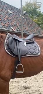 Equiline zadel 17 inch, Dieren en Toebehoren, Ophalen of Verzenden, Zo goed als nieuw, Springen