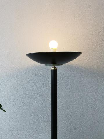 Zwarte vloerlamp beschikbaar voor biedingen