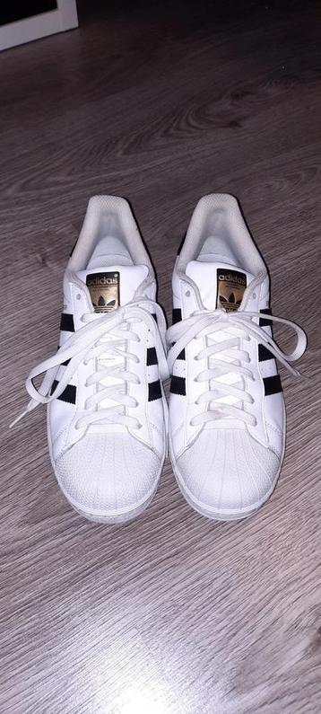 Adidas superstars (40 2/3) beschikbaar voor biedingen
