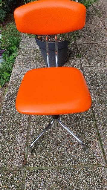 Vintage stoel kleur oranje 1950 nog in zeer goeden staat. De beschikbaar voor biedingen