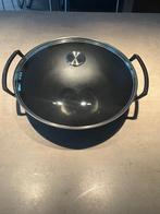 Le Creuset Wok met deksel, Huis en Inrichting, Keuken | Potten en Pannen, Gietijzer, Ophalen of Verzenden, Zo goed als nieuw, Keramische plaat