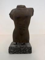 Stenen mannentorso op sokkel (31  15  10 cm), Antiek en Kunst, Ophalen of Verzenden