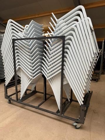 Partij stapelstoel met armleuning WIT  beschikbaar voor biedingen