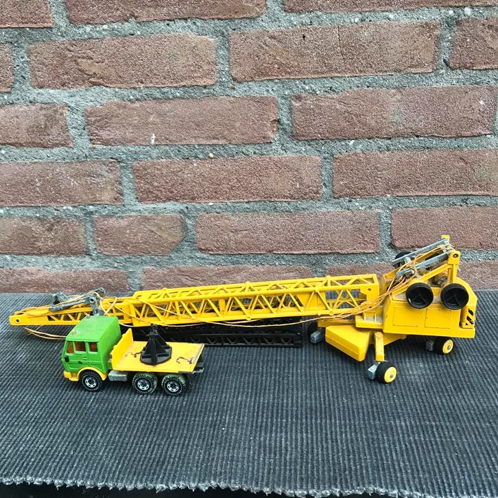 SIKU BOUWKRAAN + MERCEDES, Hobby en Vrije tijd, Modelauto's | 1:50, Gebruikt, Hijskraan, Tractor of Landbouw, SIKU, Ophalen of Verzenden