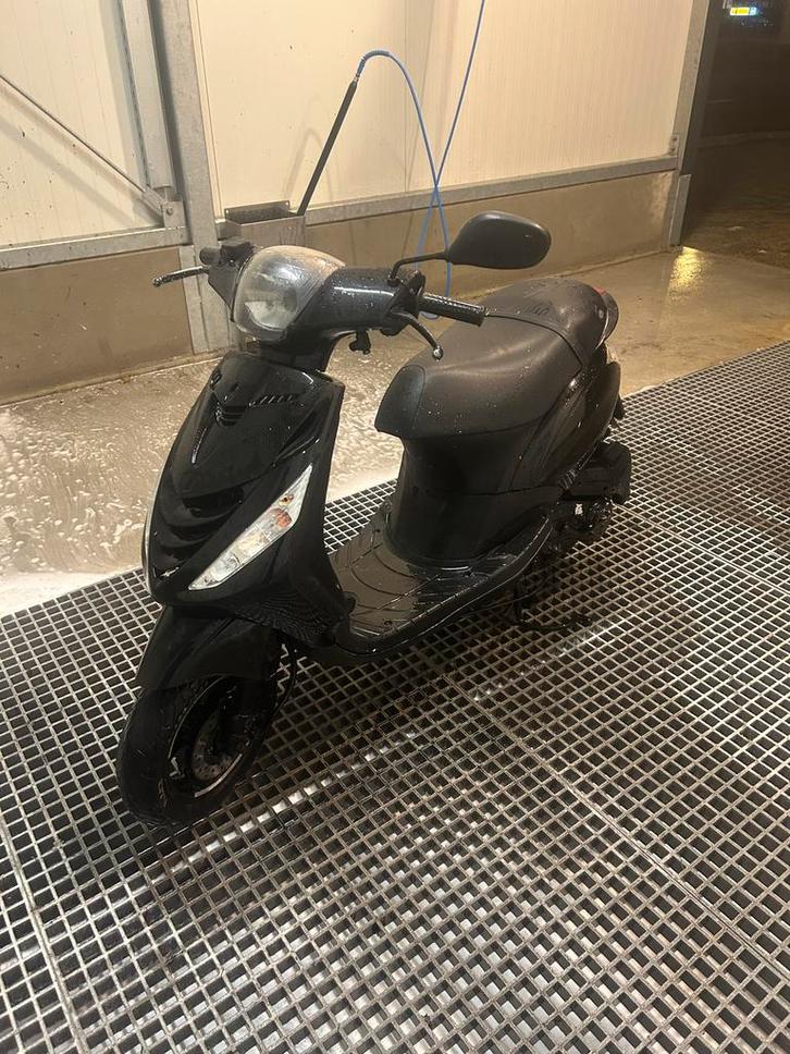 Piaggio Zip 4T 2V - Goede staat, zwarte SP kappen, Fietsen en Brommers, Scooters | Piaggio, Gebruikt, Zip, Maximaal 45 km/u, Benzine