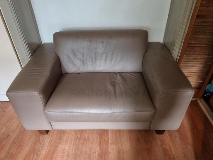 Taupe leren loveseat - Goede staat!, Huis en Inrichting, Fauteuils, Gebruikt, Leer, 75 tot 100 cm, Ophalen