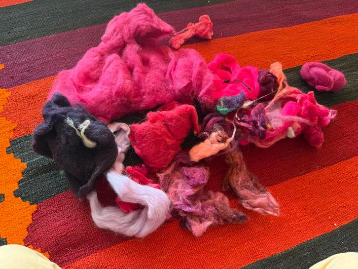 Roze & Paarse Vilt Wol, Hobby en Vrije tijd, Stoffen en Lappen, Nieuw, Wol, 30 tot 120 cm, Roze, Ophalen of Verzenden