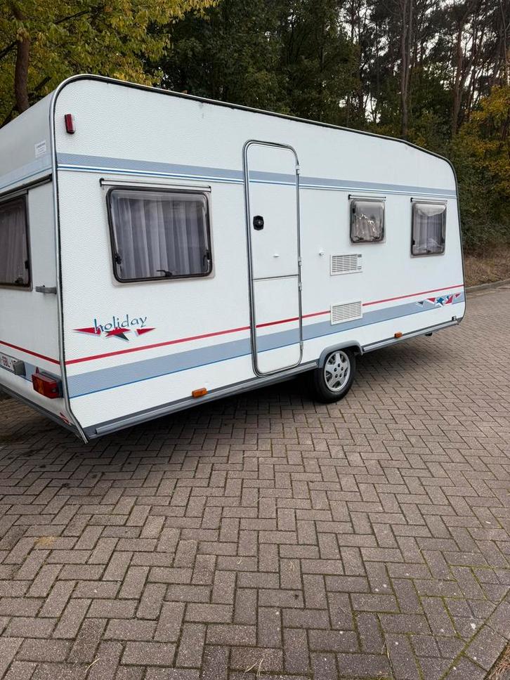 BÜRSTNER 470 holiday. Met voortent van gottschalk, Caravans en Kamperen, Caravans, Particulier, tot en met 4, 750 - 1000 kg, Rondzit