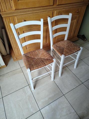 2 houten stoelen met rieten zitting, landelijke eettafel igs beschikbaar voor biedingen