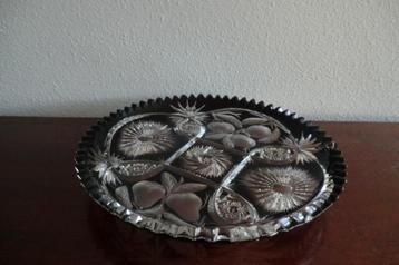 zware glazen schaal, met mooie figuren in de bodem, zwartwit beschikbaar voor biedingen